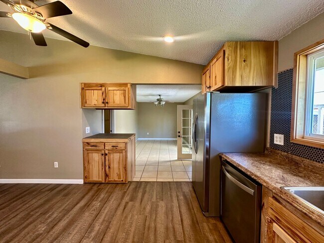 Building Photo - Pet-Friendly 4 Bedroom Home with Fenced Yard & Air Conditioning