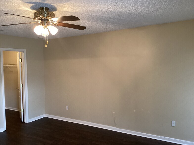 Building Photo - 6410 Blue Leaf Ln