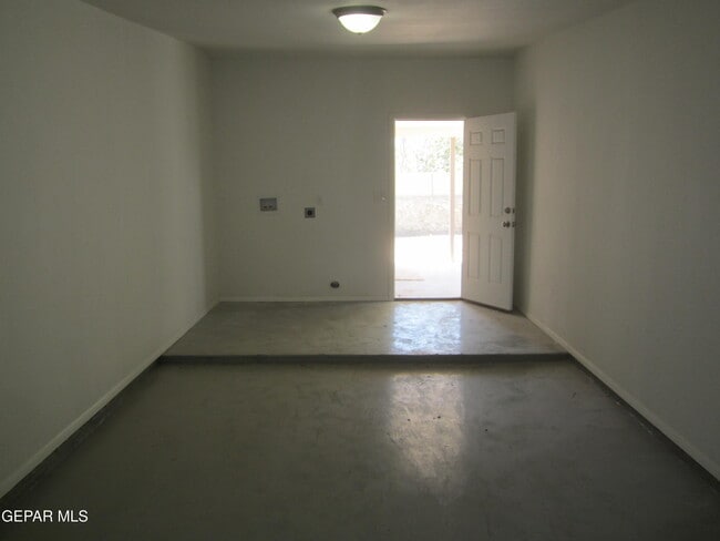 Building Photo - 305 Corvena Way