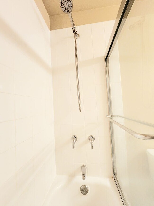 Building Photo - Woodlake Studio