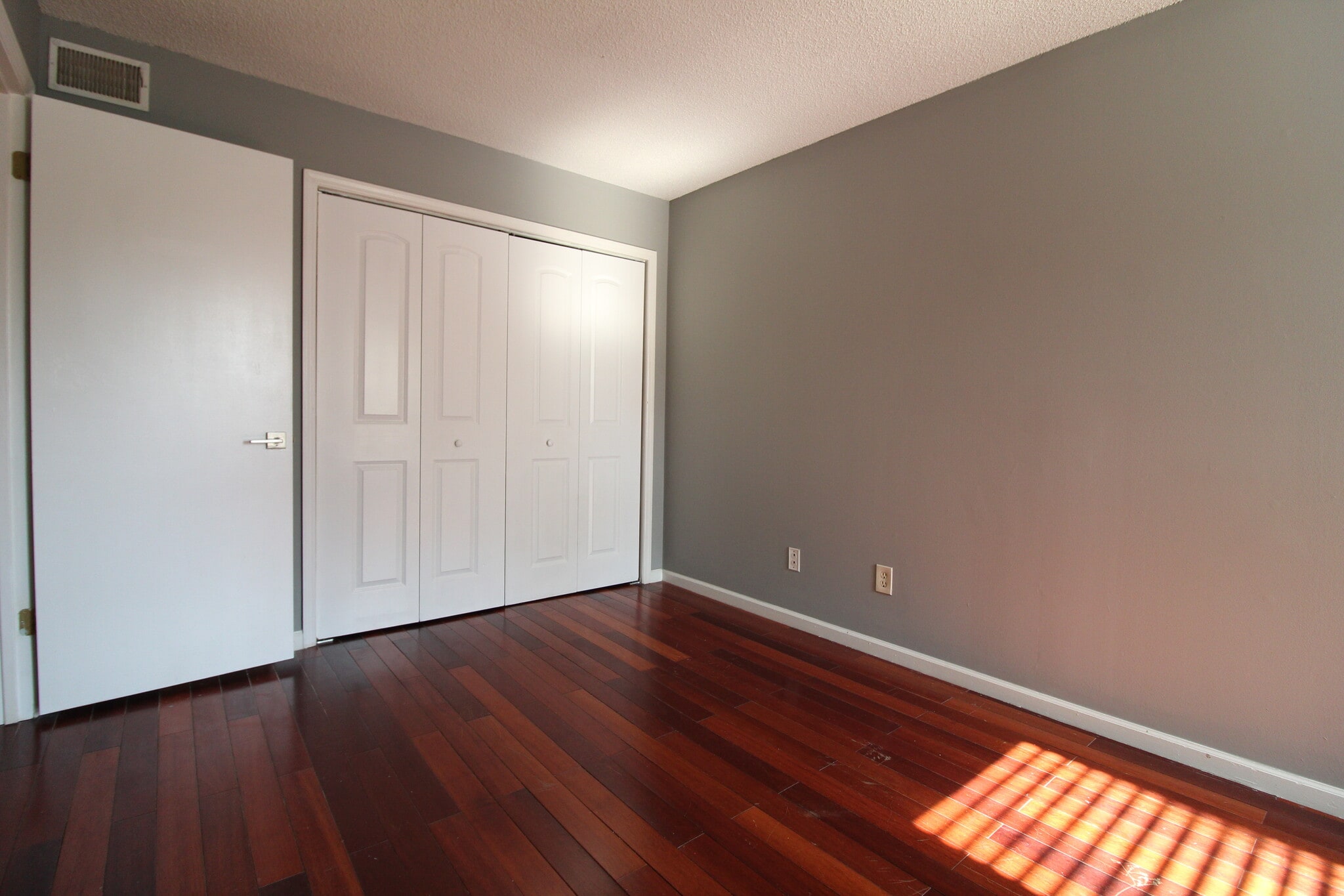 Building Photo - 530 Roys Ct