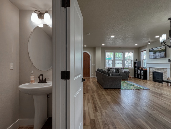 Building Photo - Enjoyable 4-Bed, 2.5-Bath Corner Lot Home in High-Tech Area!