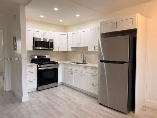 Building Photo - 1280 W 54th St