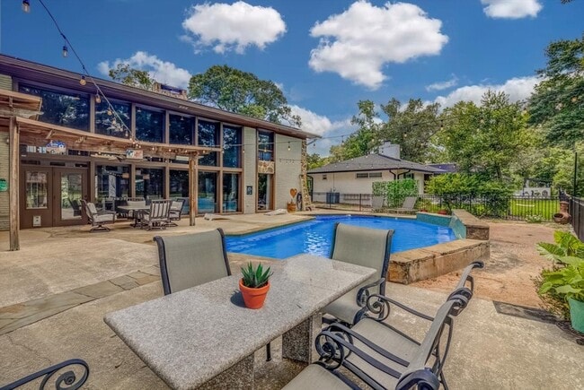 Building Photo - 22 Winged Foot Dr