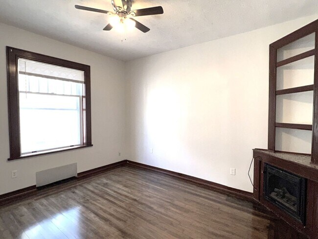 Building Photo - Beautiful original woodwork!  3 bed South Omaha home!