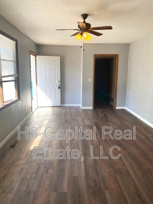 Building Photo - 117 S Main St