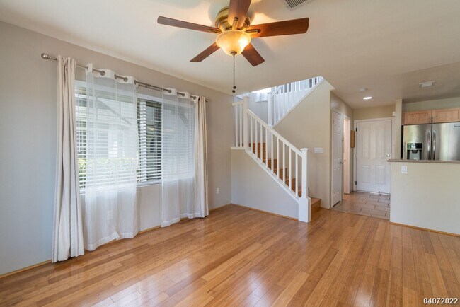 Building Photo - 3 Bed 2.5 Bath Townhome in Spinnaker Place Townhomes 2