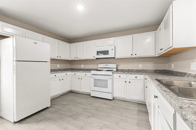 Building Photo - 17250 Cricketbriar Ct