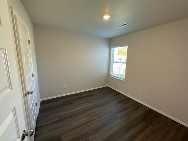 Building Photo - Now Pre-Leasing — Comfortable 3 Bedroom, 2 Bath Living in Barberry Court