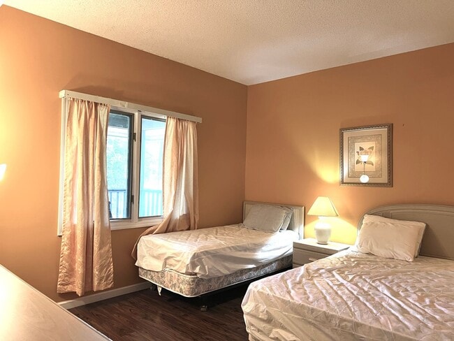 Building Photo - Furnished 2 Bedroom, 2 Bath, 2nd Floor Con...