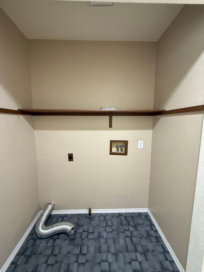 Building Photo - Cute single story 3 bedroom, 2 bath home w...