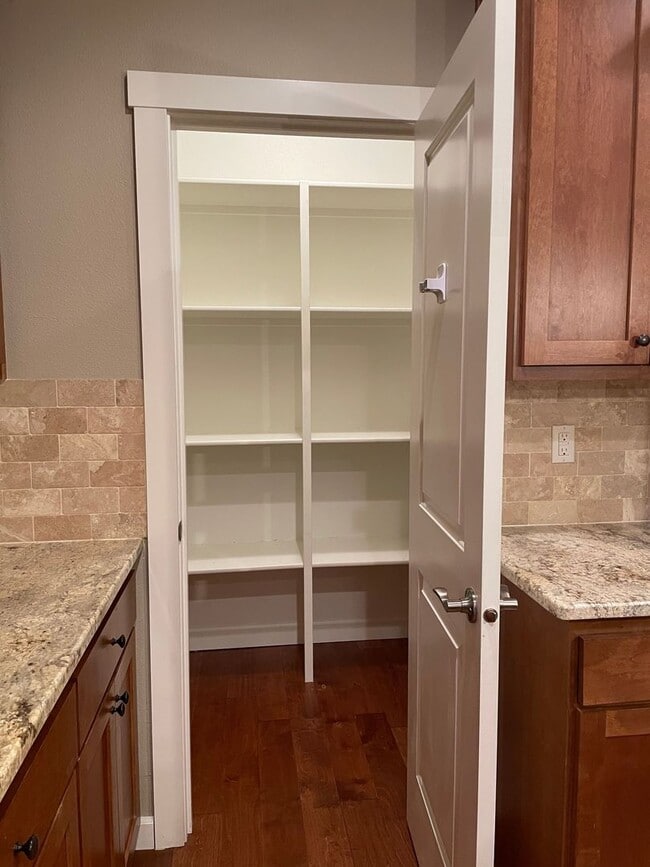 Building Photo - BEAUTIFUL LUXURY Style Townhouse with a gorgeous VIEW! Gated community in Camas! Top Rated Schools!