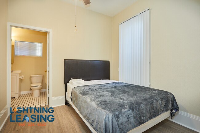 Building Photo - 1820 1/2 W 11th Pl-1D