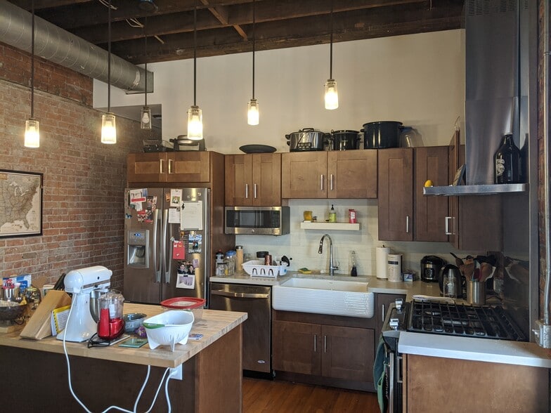 Kitchen - 3933 Trumbull St