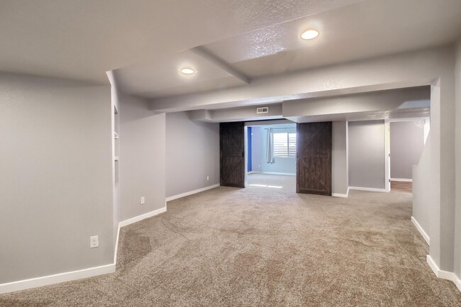 Building Photo - 4 Bedroom townhome in Broomfield