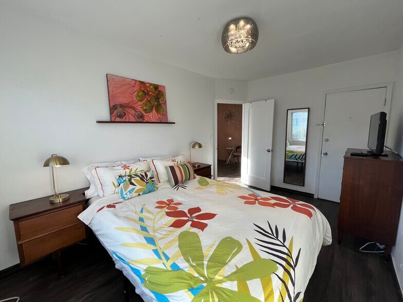 Building Photo - 511 75th St