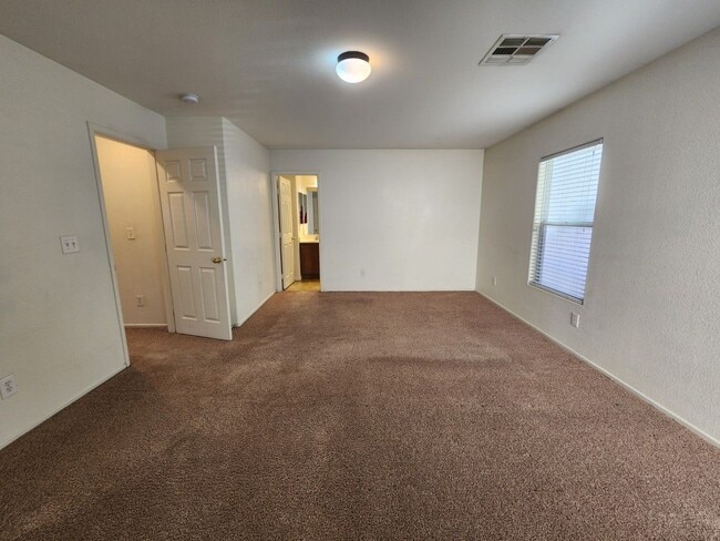 Building Photo - Great 2 Story Home in the SouthWest