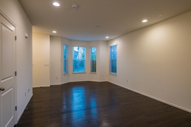 Building Photo - 2 Bedroom 2 1/2 Bath in Mosaic