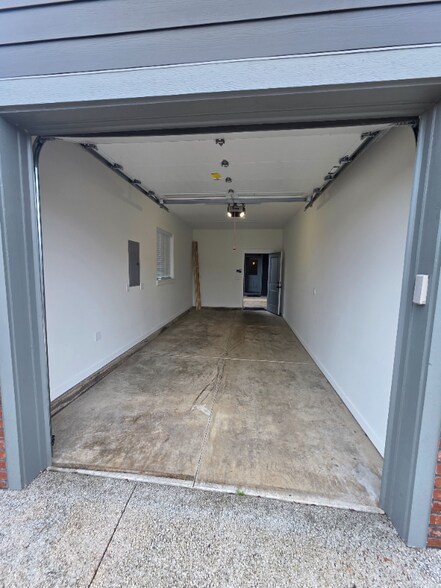 Building Photo - 877 Park Ave NE