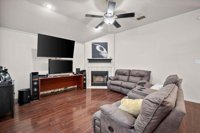 Building Photo - 3/2/2 Across from All Saints Episcopal School