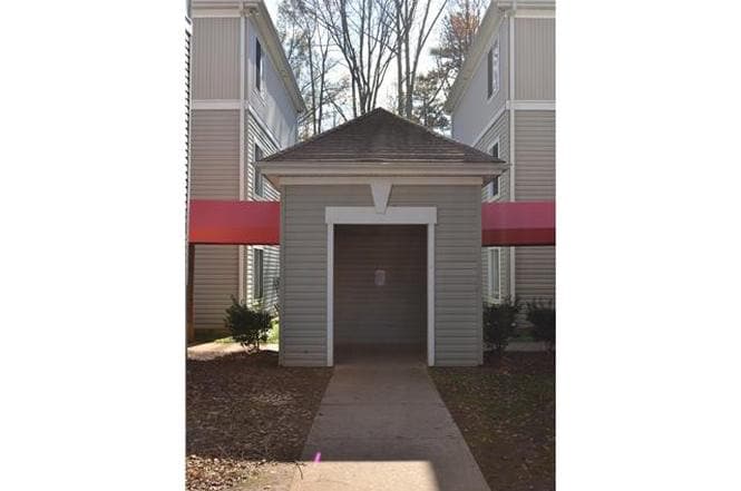 Building Photo - Room in Condo on Collegiate Cir