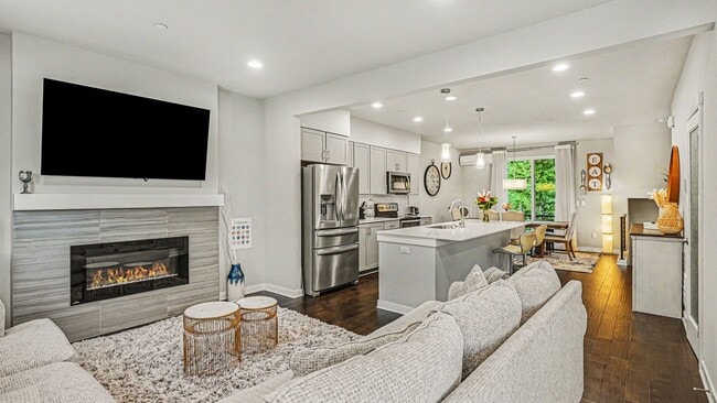 Building Photo - Modern Corner Townhome with Split AC & 2-Car Garage Near Alderwood Mall