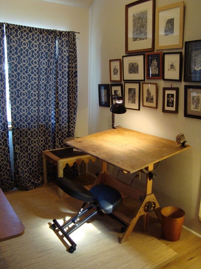 Building Photo - Top Floor FURNISHED 1 Bed/Office/Loft in P...