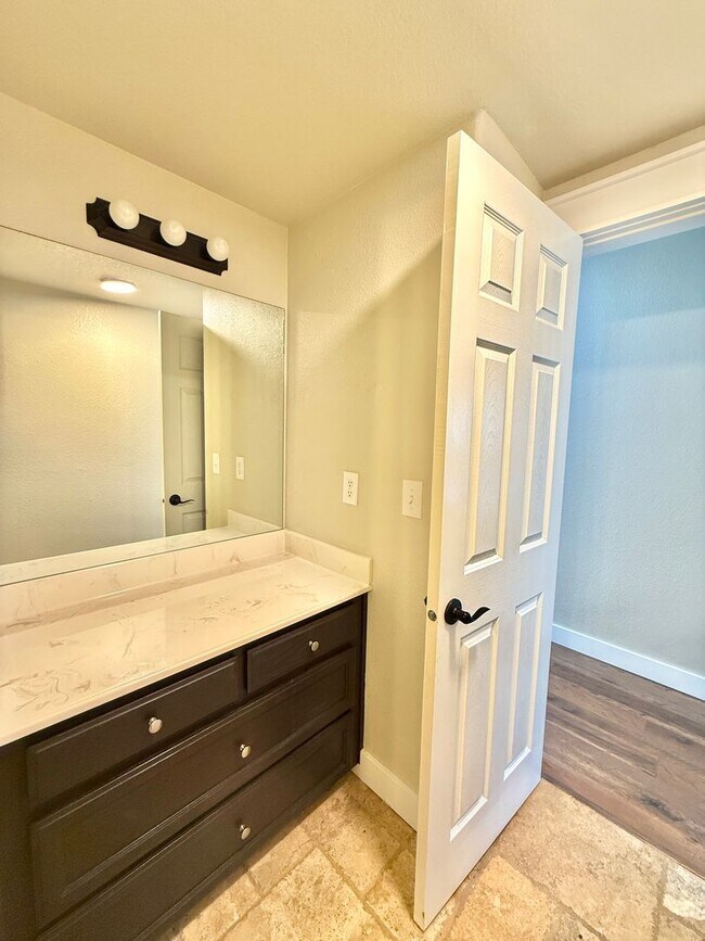 Building Photo - 901 Manzanita Dr