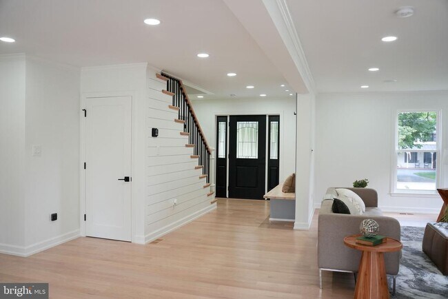 Building Photo - 12 Westgate Cir
