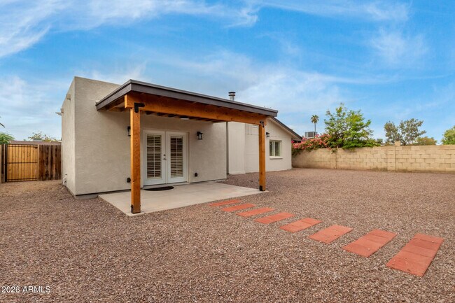 Building Photo - 1628 E Del Rio Dr