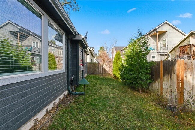 Building Photo - 3 Bedroom, 2 Bath, with 2 Car Garage Located on the Central Bench Rim