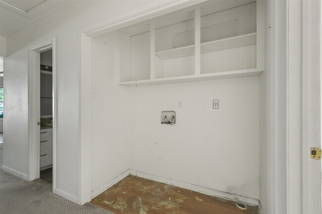 Building Photo - 217 Lazy Ln