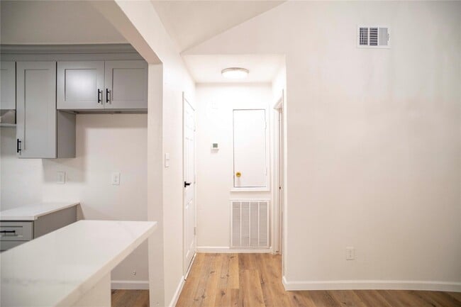 Building Photo - 9214 Woodland Oaks Dr