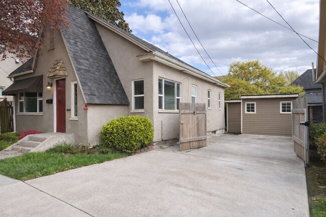 Building Photo - 309 W McLoughlin Blvd