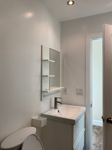 Bath - 6470 W 84th Pl