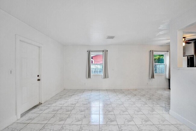 Building Photo - 1836 SW 9th Ave