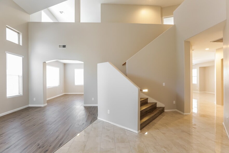 Building Photo - 7504 S 45th Dr