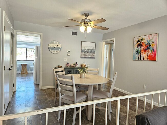 Building Photo - Seasonal Short-term 2 Bedroom 2 Bathroom Condo located on Venice Island with beach access!