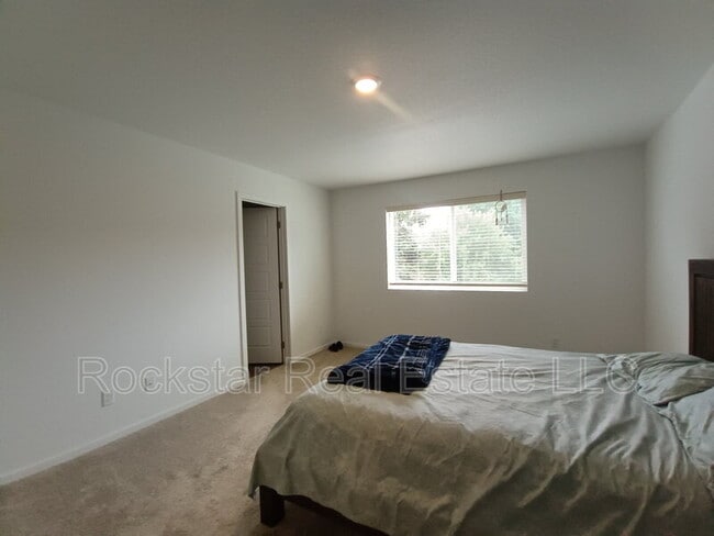Building Photo - 109 W Goldenrod Ave