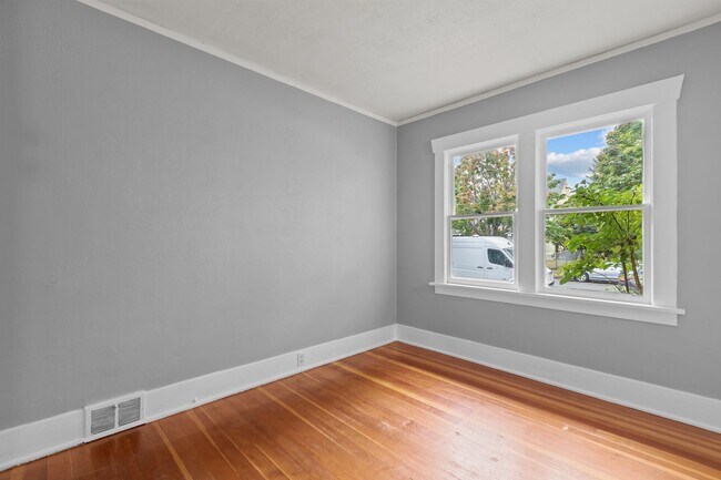 Building Photo - Classic Tacoma Charm with Room to Breathe....