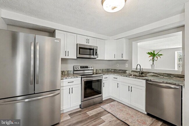 Building Photo - 1713 Chesterfield Square