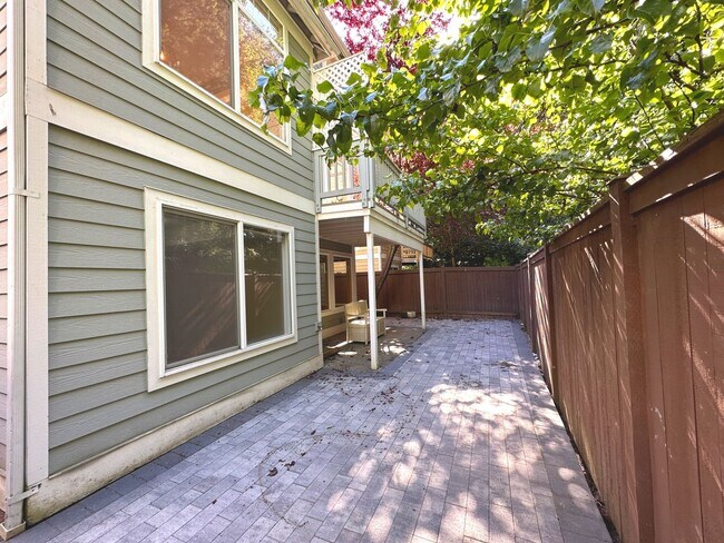 Building Photo - 3Bd/2.5Ba Kirkland House