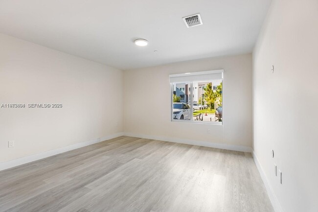 Building Photo - 2505 NE 193rd St