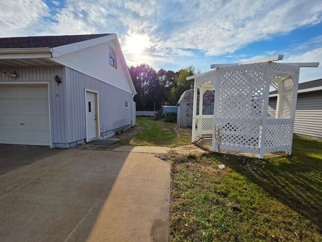 Building Photo - 3 Bed 1 Bath Single Family Home in Wiscons...