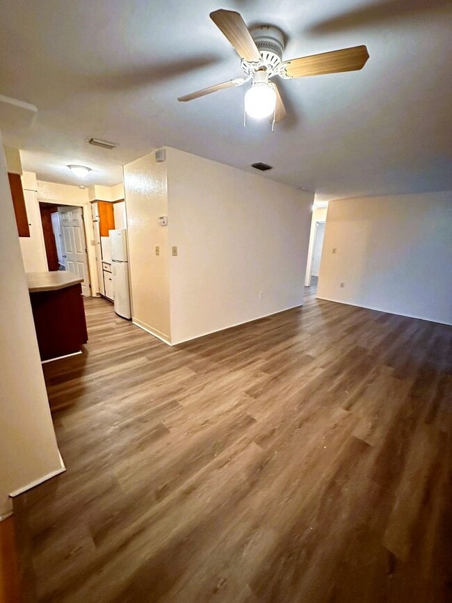 Building Photo - 1007 Flamingo Dr