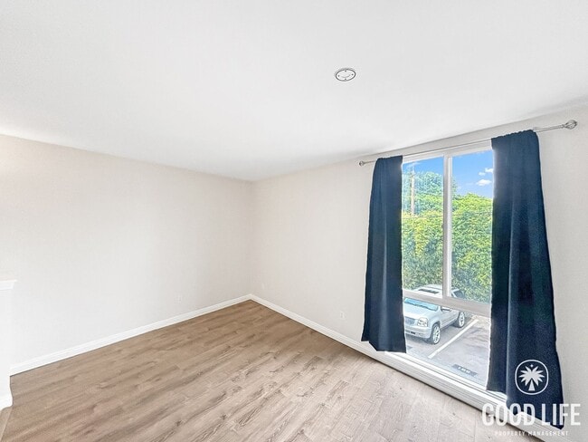Building Photo - Stunning 1BD/1BA W/ Reserved Parking and Laundry On-Site in College East!