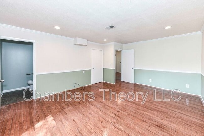 Building Photo - 10135 Forest Hill Cir