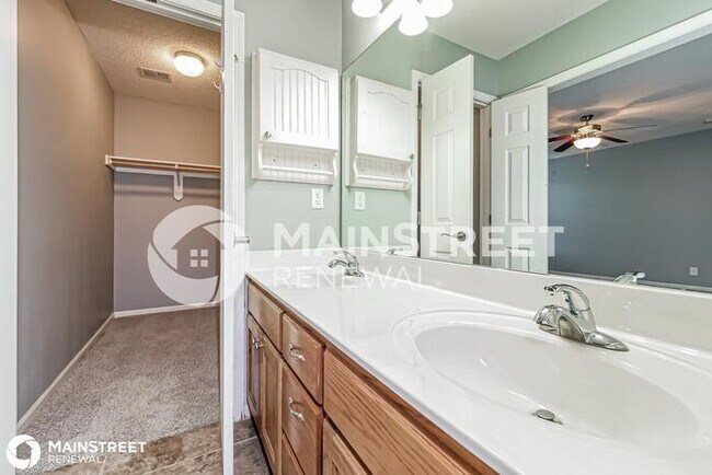 Building Photo - 1020 Carlisle Dr, Raymore, MO 64083