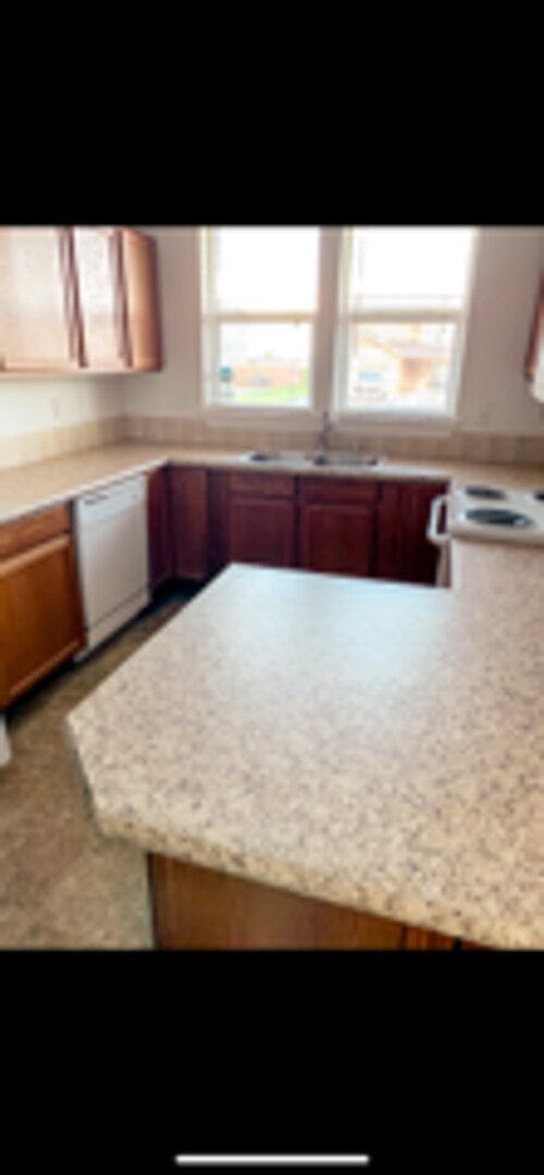 Building Photo - 3 Bed 2 Bath one story home