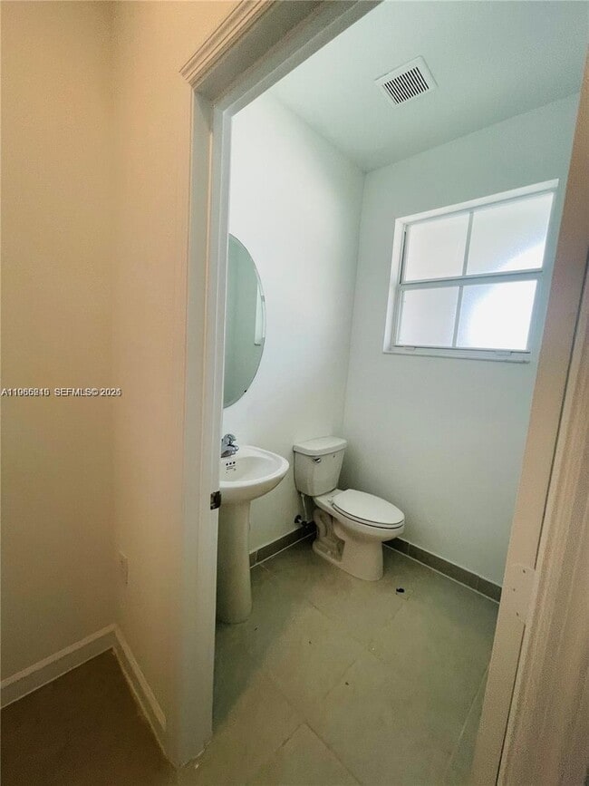 Building Photo - 1695 SE 27th Rd